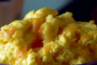  cheesey scrambled eggs