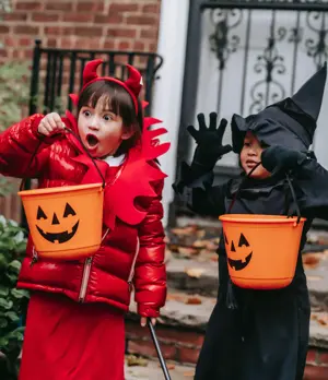 kids trick of treat on Halloween