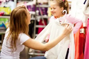 mom shopping with daughter