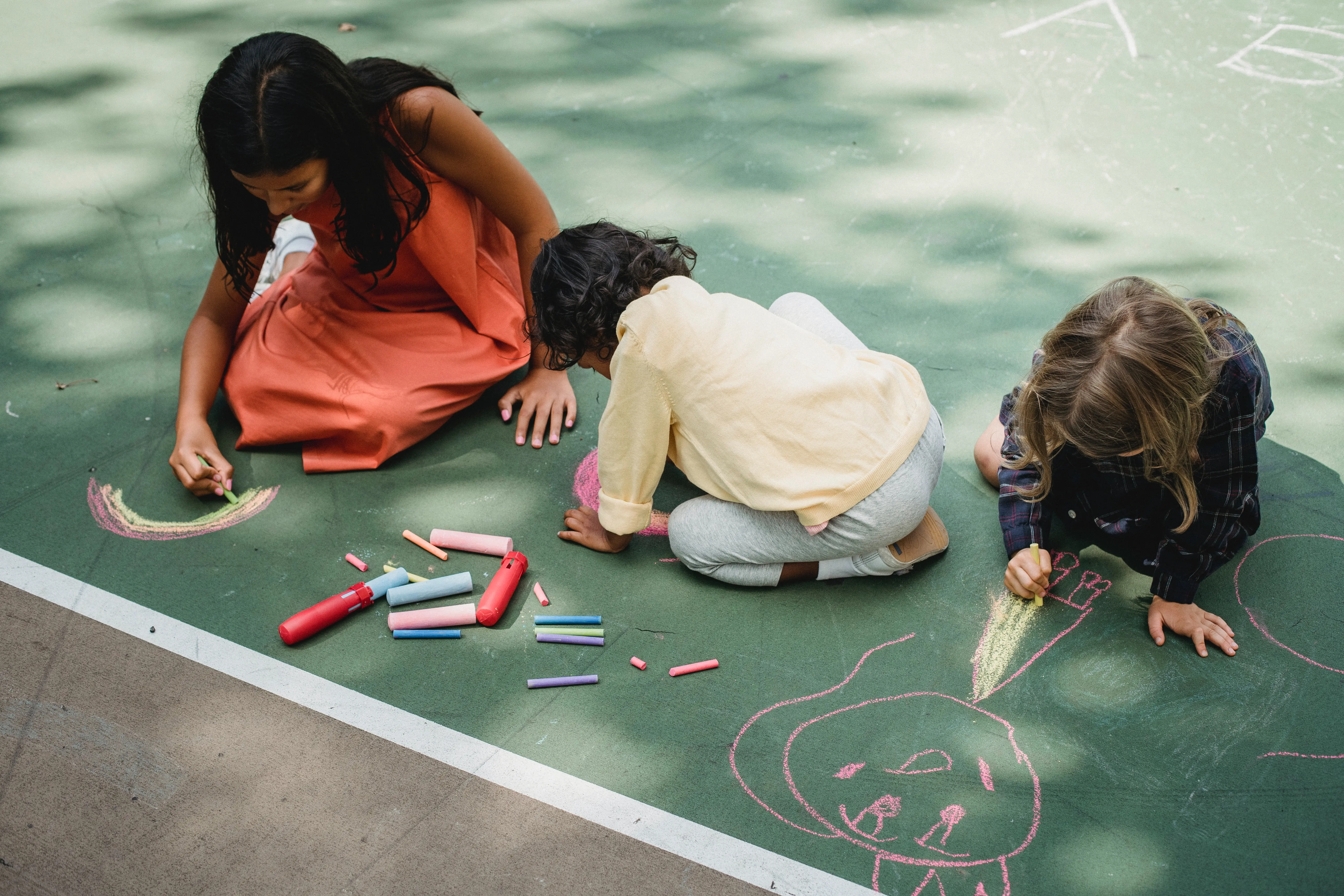 kids iwth sidewalk chalk