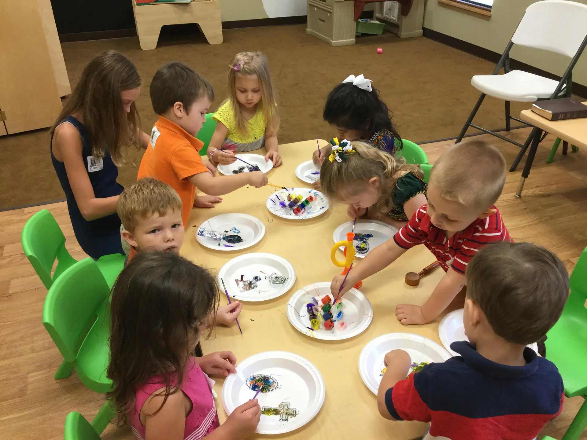  preschoolers at table crafts